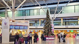 opóźnione, odwołane loty i pociągi. zimowa pogoda daje się pasażerom m