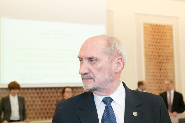 Antoni Macierewicz ogłosił skład komisji smoleńskiej