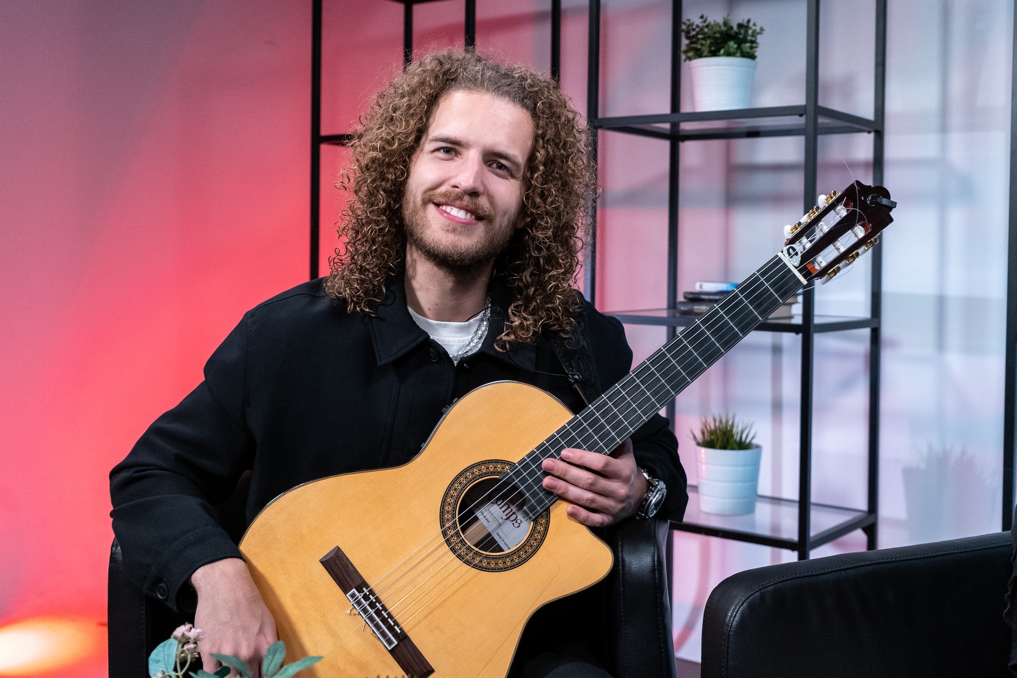 Gitarista, spevák a skladateľ Dávid Bílek.
