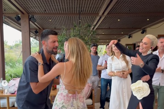 (VIDEO) LUDILO U ATINI: Novak Đoković priredio Jeleni spektakularnu proslavu 40. rođendana na plaži, Noletu stavili KRUNU na glavu, a evo koja zvezda im je pevala