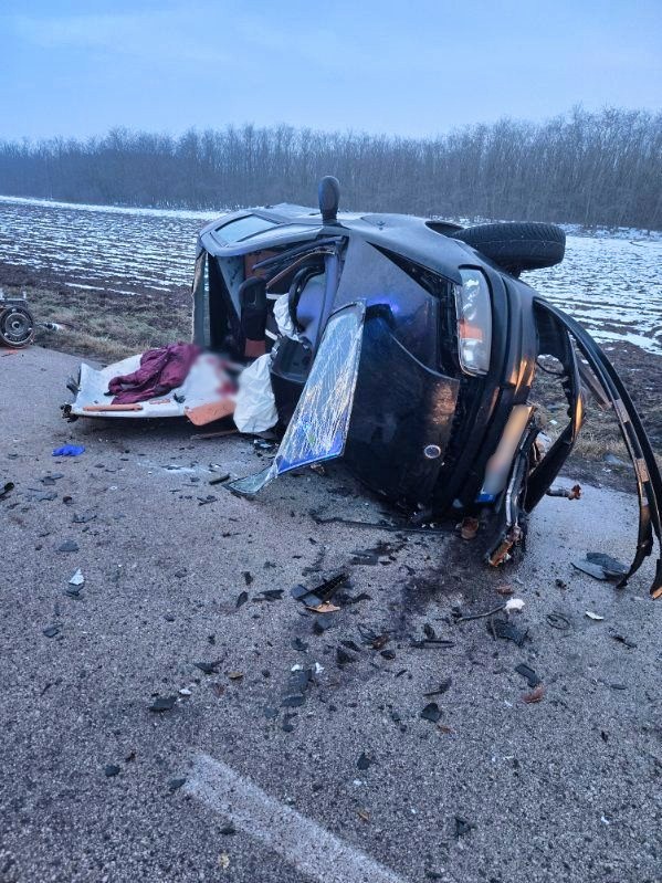 Pri nehode v okrese Komárno sa ťažko zranili dve osoby. 