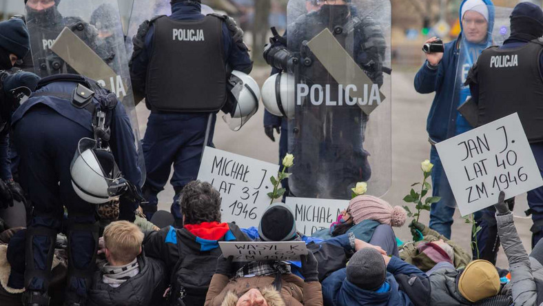 Policjanci interweniujący podczas marszu w Hajnówce w 2020 roku