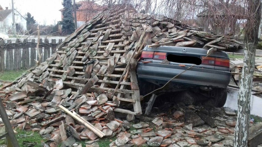 Vozač izgubio kontrolu nad vozilom i udario u objekat etno restorana