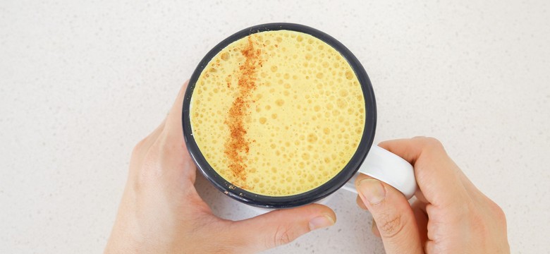 Pyszny sposób na odporność: Koktajl z korzeniem kurkumy. Przepis