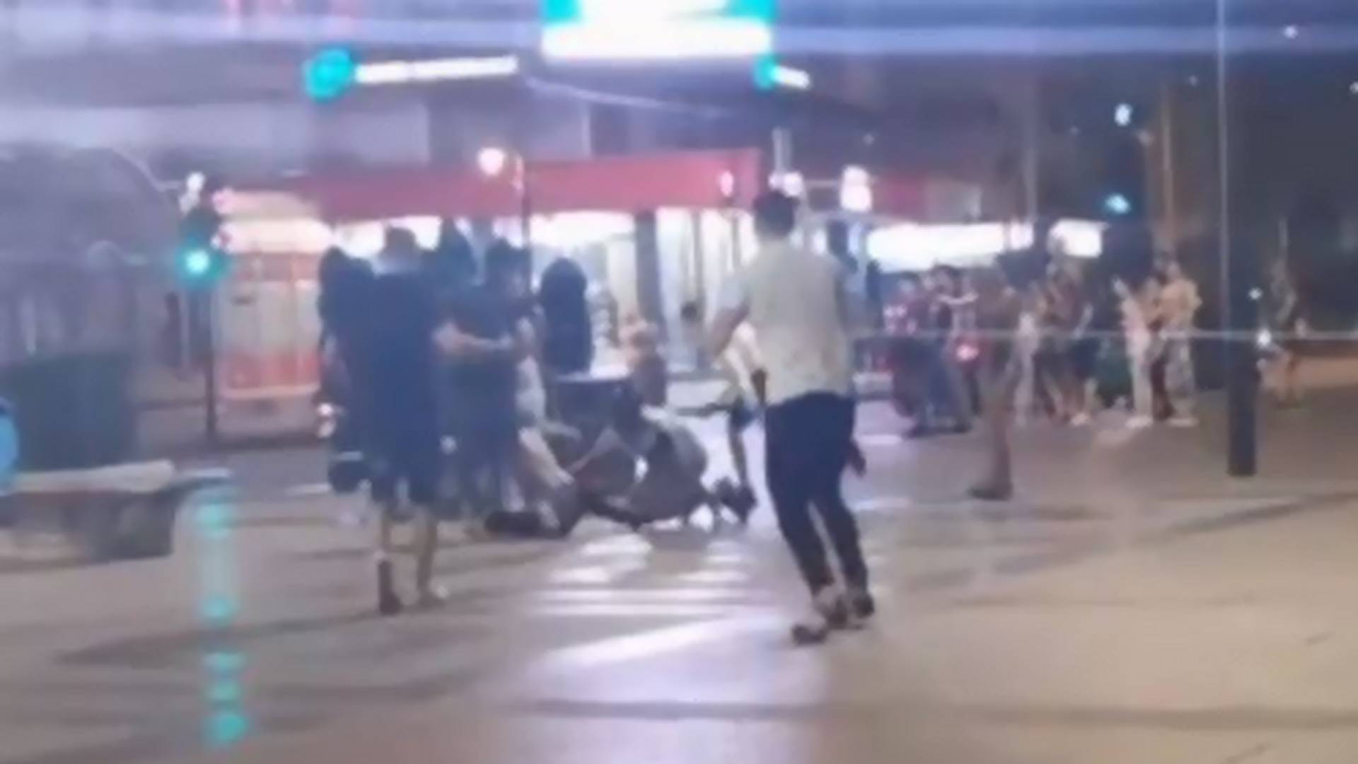 Svi dele snimak tuče u Nišu - Grupa momaka bije jednog mladića, a dok devojke zapomažu prolaznici snimaju incident
