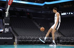 Victor Wembanyama rozczarował. W debiucie tylko dwa razy trafił do kosza z gry