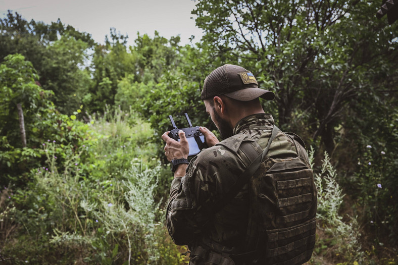 Ukraiński żołnierz rozpoznaje pozycje rosyjskich sił zbrojnych leżące w kierunku Awdijiwki za pomocą dronów, obwód Doniecki, Ukraina, 20 lipca 2023 r.