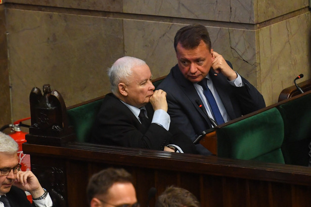 Prezes PiS Jarosław Kaczyński (C) oraz wicepremier, minister obrony narodowej Mariusz Błaszczak (P)