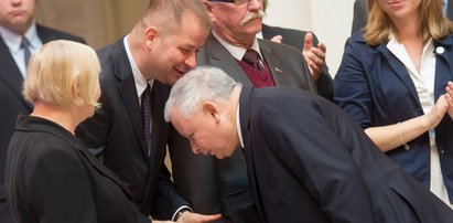 Kaczyński całuje rączki... kierowcy