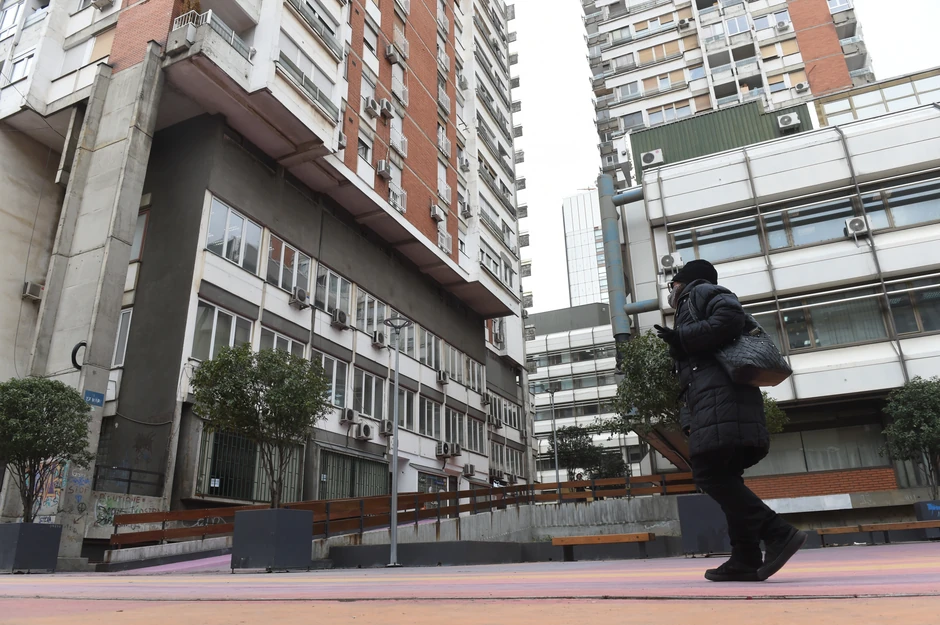 Telo mladića pronađeno na pločniku ispred zgrade 