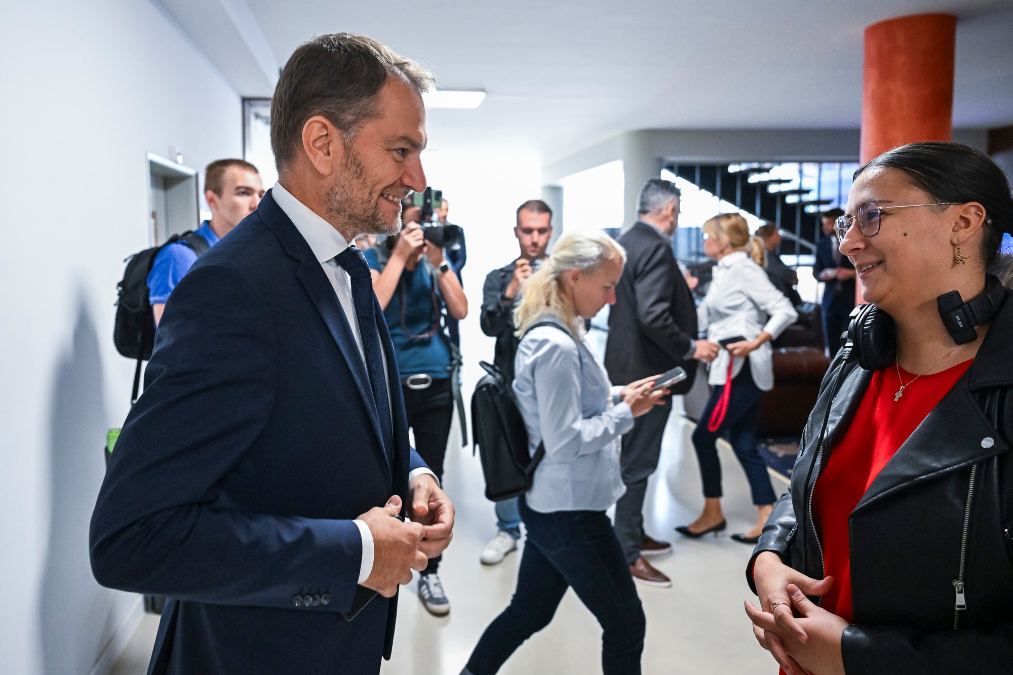Predseda hnutia OĽANO a priatelia Igor Matovič sa rozpráva pred povolebnou diskusiou v RTVS O 5 minút 12 k výsledkom predčasných parlamentných volieb na Slovensku v Bratislave.