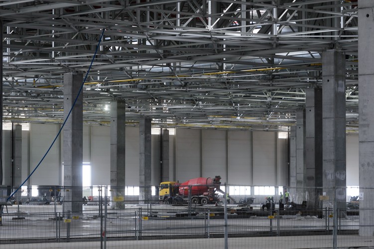 Dotychczas Volkswagen Poznań w budowę nowej fabryki zainwestował już 290 milionów euro. Wartość całej inwestycji wyniesie ponad 800 milionów euro.<br><br>fot. (zuz) PAP/Jakub Kaczmarczyk