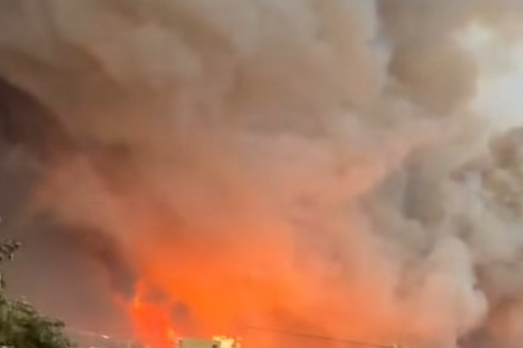 (VIDEO) STRAVIČAN POŽAR GUTA OSTRVO U HRVATSKOJ! Vatra buknula nakon snažnog nevremena, ide ka kućama, vatrogasci se jedva bore sa buktinjom