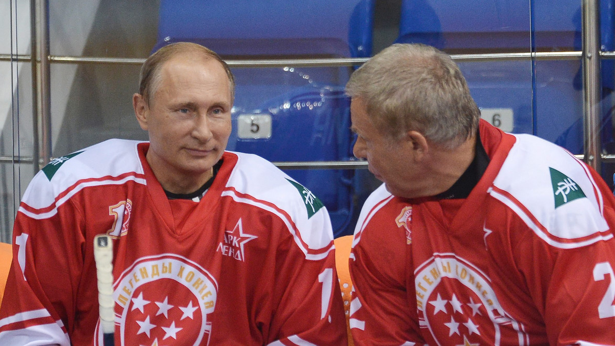 RUSSIA PUTIN ICE HOCKEY (Vladimir Putin takes part in a match between former Russian ice hockey stars and students)