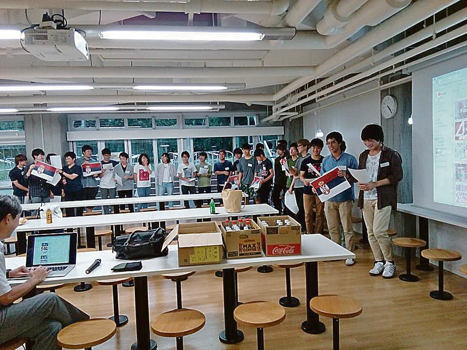 Japanski studenti sa srpskim zastavama, foto privatna arhiva