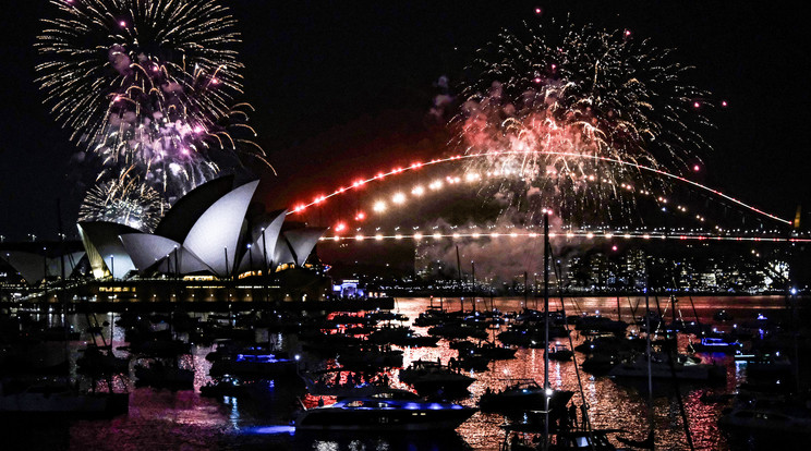 A sydneyi szilveszteri tűzijáték képe, amelyet minden évben három órával éjfél előtt mutatnak be a Sydney Harbour Bridge környékén Sydneyben / Fotó: Getty Images