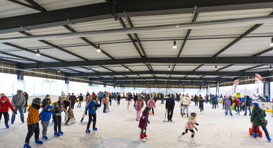 Lodowisko przy ul. Jaksonowickiej na Nowym Dworze cieszy się dużym zainteresowaniem. 
