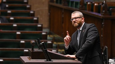 Posłowie Konfederacji nie chcą być „foliarzami”. Tylko Braun cieszy się respektem wśród antyszczepionkowców