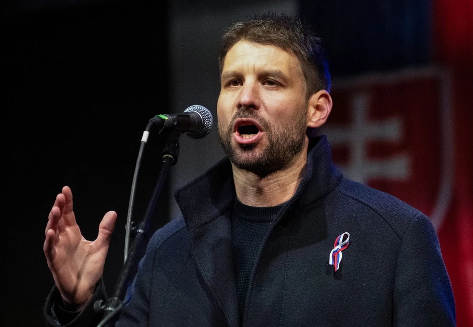 Mihal Šimečka, lider vodeće opozicione stranke Progresivna Slovačka, na protestu 17. novembra 2025. u Bratislavi
