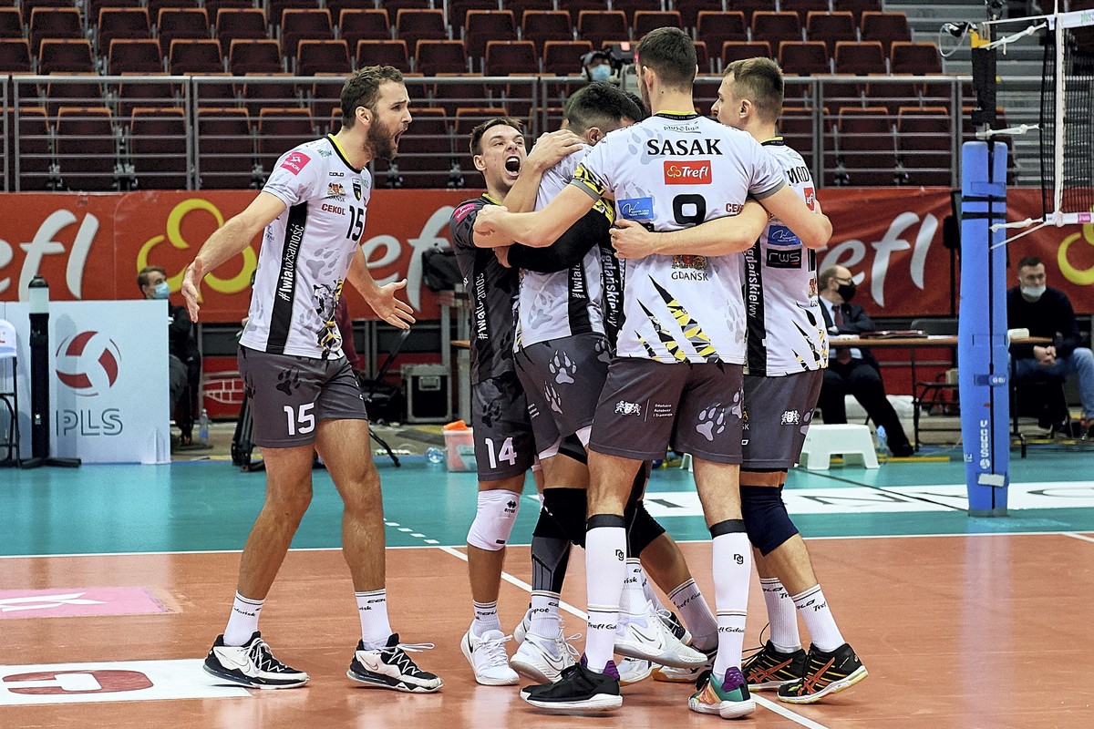 Radość siatkarzy drużyny Trefl Gdańsk podczas meczu Ekstraklasy z zespołem Asseco Resovia Rzeszów, w hali "Ergo Arena"