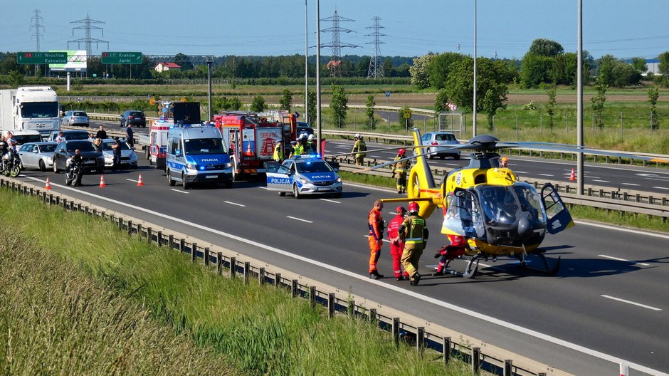 Karambol na S8 z udziałem 11 samochodów i motocykla