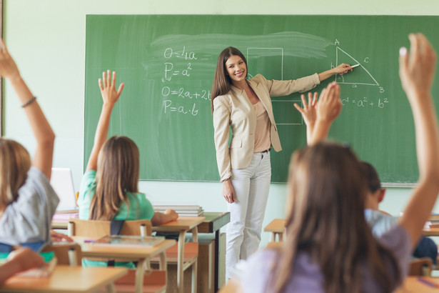 Szef placówki rozwiązuje stosunek pracy z nauczycielem z końcem roku szkolnego po uprzednim trzymiesięcznym wypowiedzeniu.