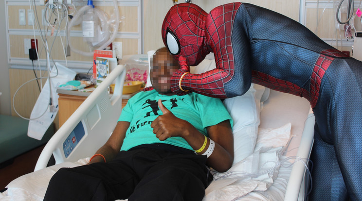 Spider-man és Spider-gwen meglátogatták a kórházakat / Fotó: Northfoto
