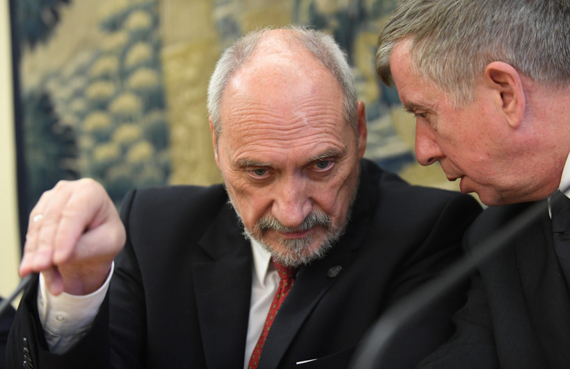 Minister obrony narodowej Antoni Macierewicz oraz przewodniczący komisji ON, poseł PiS Michał Jach