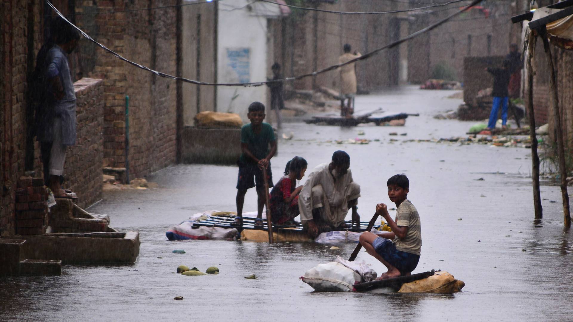 Ponad tysiąc osób straciło życie pod wodą w Pakistanie. "To katastrofa" [Wideo]