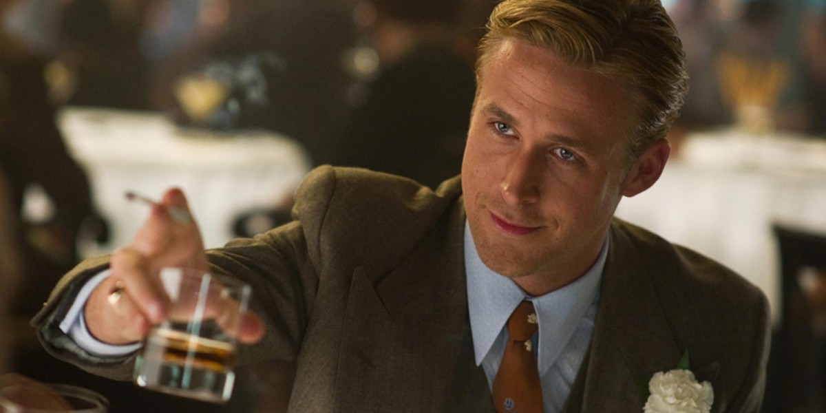 Ryan Gosling w filmie "Gangster Squad" pije - a jakże - whisky