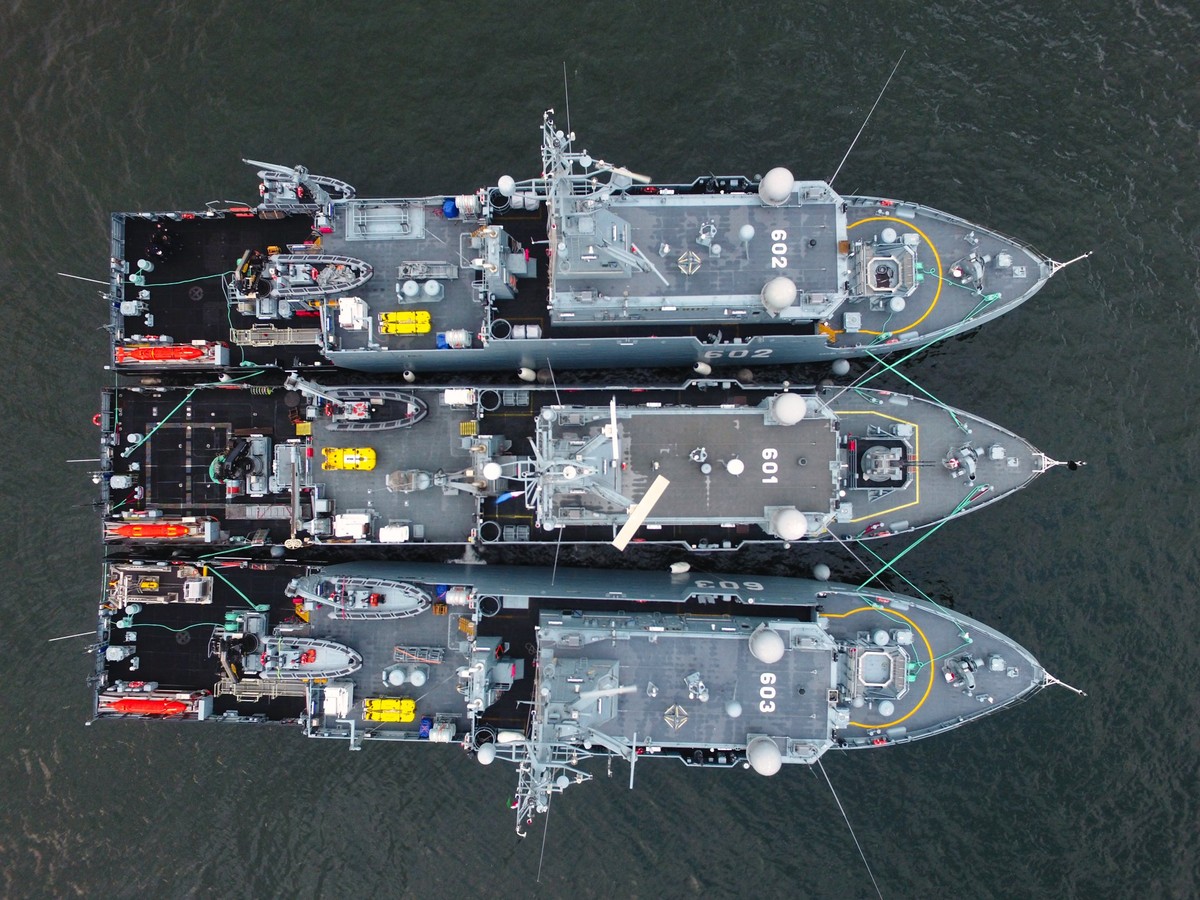 Widok z lotu ptaka na polskie niszczyciele min ORP Kormoran (601), ORP Albatros (602) oraz ORP Mewa (603).