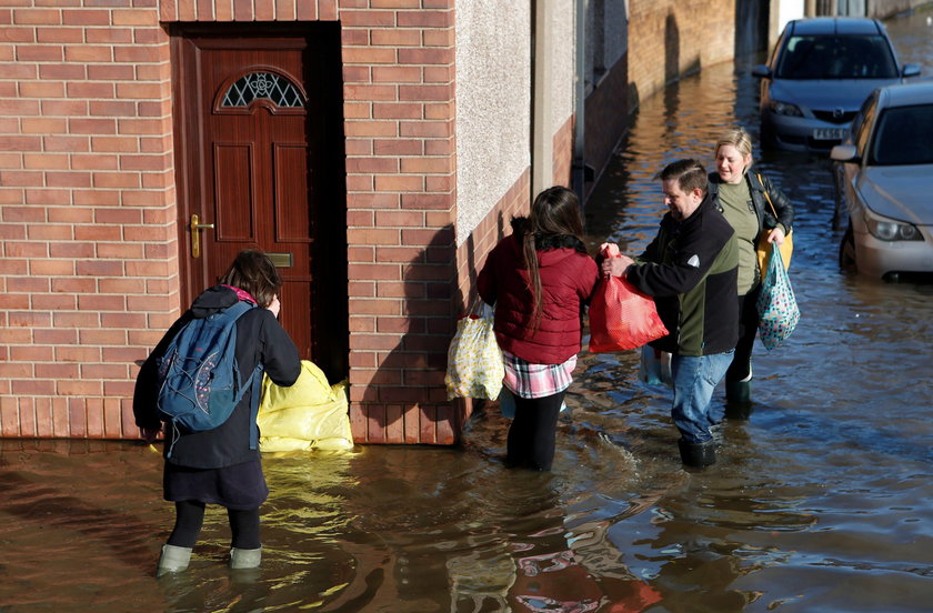 Powodzie w północnej i środkowej Anglii. Jedna osoba zginęła