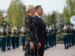 W tej stylizacji trochę za dużo się dzieje: floral lady Agata Duda w Kazachstanie. FOTO