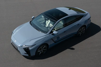 Nowy Lexus wjeżdża do salonów. Ma silnik 2.5 i gwarancję na 10 lat. Ile kosztuje?