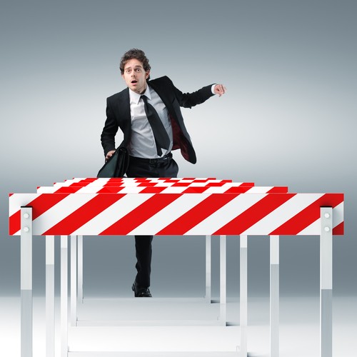 Różnica pomiędzy konstruktywną, a destruktywną krytyką polega na tym, że ta druga zawiera atak personalny i ustalanie niemożliwych standardów. Często destruktywni krytycy nie chcą pomóc, ale uderzyć w ofiarę. Popularną strategią stosowaną przez manipulatorów jest czepianie się i stopniowe podnoszenie wymagań. Przy każdej okazji manipulator pokazuje, że nie jest zadowolony z efektów twojej pracy – nawet w sytuacji, gdy inni ją odpowiednio docenili. Wówczas manipulator wprowadza kolejne oczekiwanie, które ma dodatkowo go usatysfakcjonować, a ty – nierzadko w poczuciu winy lub w ambicji – chcesz udowodnić, że potrafisz.  <br> Zrealizowałeś cel sprzedażowy? Nic z tego, to za mało,  teraz czas na wyższy cel. Jesteś zadowolony z przebiegu rozmowy z klientami? Ależ skąd, można było zrobić to jeszcze lepiej. Ciągłe podnoszenie wymagań sprawia, że manipulatorzy mogą osłabiać twoje poczucie wartości i kontrolować cię poprzez wzbudzanie poczucia winy lub ambicji. <br><br>
Lekarstwo? Doceń siebie i swoje osiągnięcia. Nie bierz pod uwagę tylko oceny manipulatora, ale zapytaj innych, którzy mają wgląd w twoją pracę. Uświadom sobie, że ktoś, komu nigdy nic się nie podoba, nie będzie usatysfakcjonowany twoją ciężką pracą. Tak naprawdę to nie ty masz problem. Jeśli manipulatorem jest twój szef, to może warto pomyśleć o zmianie stanowiska lub pracy? Ciągły stres zabija kreatywność, potencjał i zdrowie. Szkoda czasu na współpracę w manipulatorami.