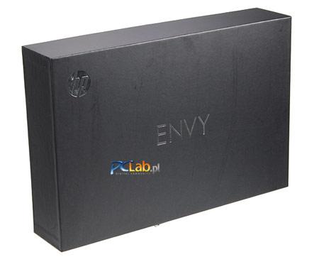 Laptop jest chroniony przez eleganckie, czarne pudełko wykonane z grubej tektury