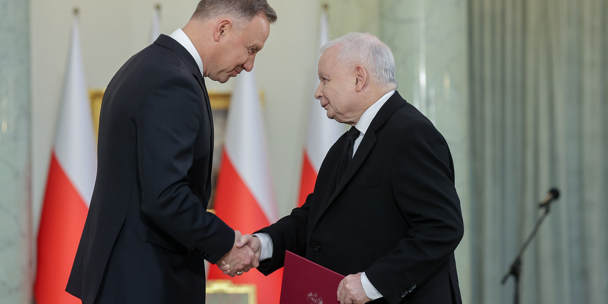 Andrzej Duda wręcza nominację na stanowisko wicepremiera Jarosławowi Kaczyńskiemu.