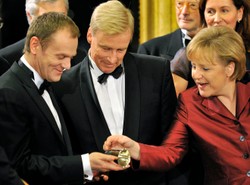 Ciupaga, karykatura, dywan, wazon... Jakie prezenty dostaje rząd?