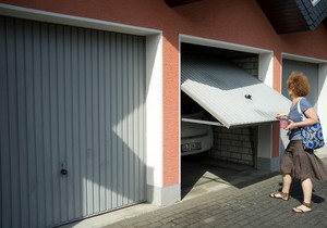 Žena otvara garažu