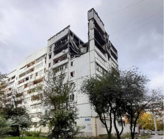 Zniszczony budynek mieszkalny w Charkowie