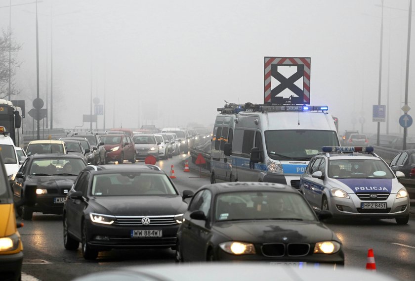 Karambol na Trasie Łazienkowskiej. Nie żyje kierowca