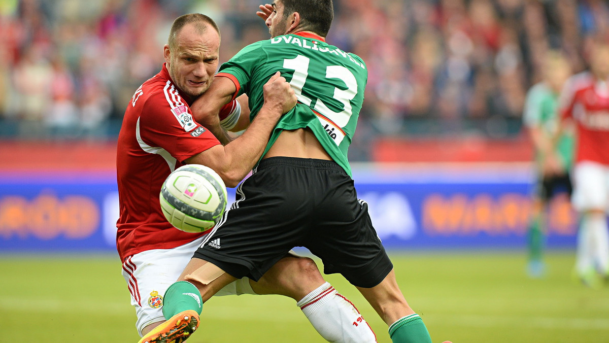 Wisła Kraków wygrała z Legią Warszawa 1:0 w hicie 11. kolejki T-Mobile Ekstraklasy i zbliżyła się do mistrzów Polski na trzy punkty. Te dwie drużyny rozdziela w tabeli Górnik Zabrze, który po efektownym zwycięstwie nad Pogonią Szczecin 4:1, plasuje się na pozycji wicelidera. Snajper zabrzan Mateusz Zachara był jednym z bohaterów tej serii spotkań. Oprócz niego świetnie spisał się także Dawid Nowak, któremu nie wróżono niczego wielkiego w Cracovii. Poniżej prezentujemy pełną jedenastkę 11. kolejki według Eurosport.Onet.pl.