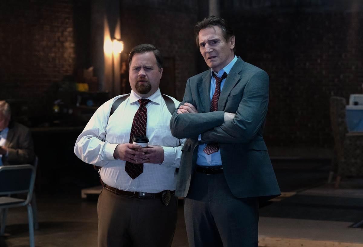 Paul Walter Hauser i Liam Neeson w filmie "Naga broń"