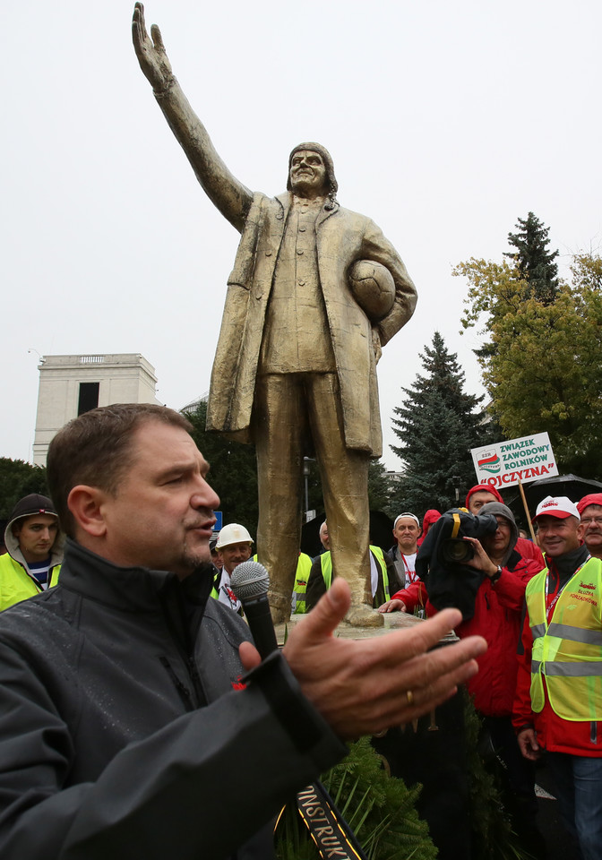 Złoty pomnik Donalda Tuska