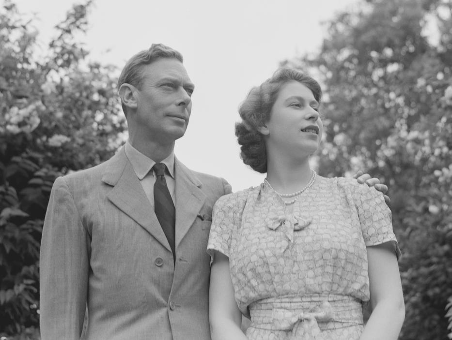 A leendő II. Erzsébet királynő és édesapja, VI. György 1946-ban / Fotó: Getty Images