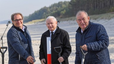 Na briefing Jarosława Kaczyńskiego dziennikarzy dowieziono traktorem