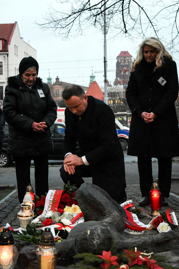 Prezydent złożył kwiaty pod pomnikiem A.Browarczyka. Podziękował też kibicom