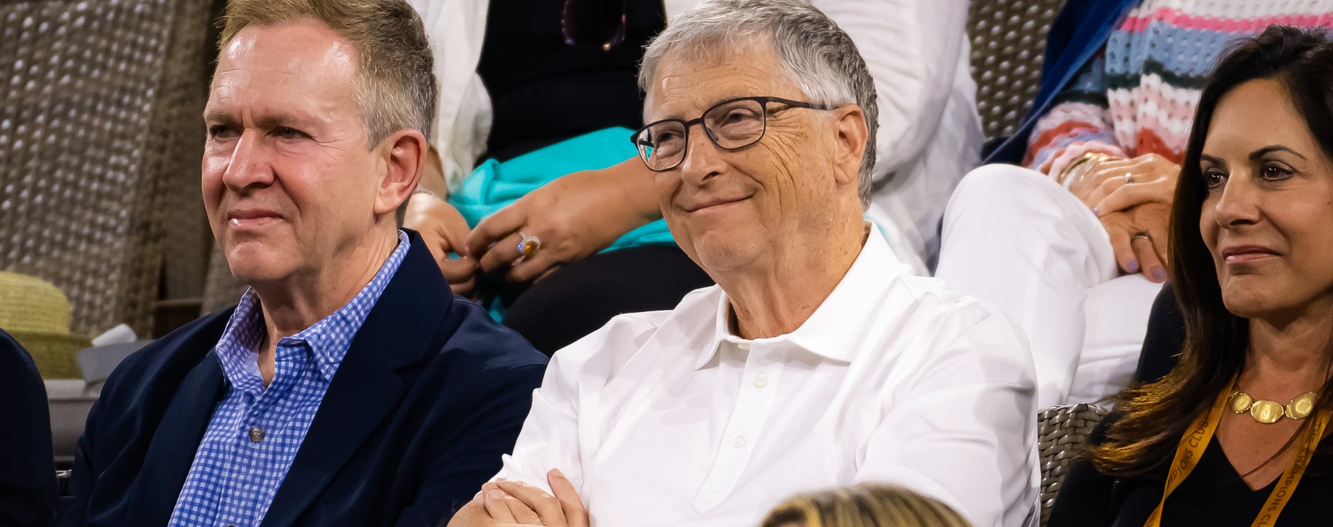 Bill Gates (w środku)