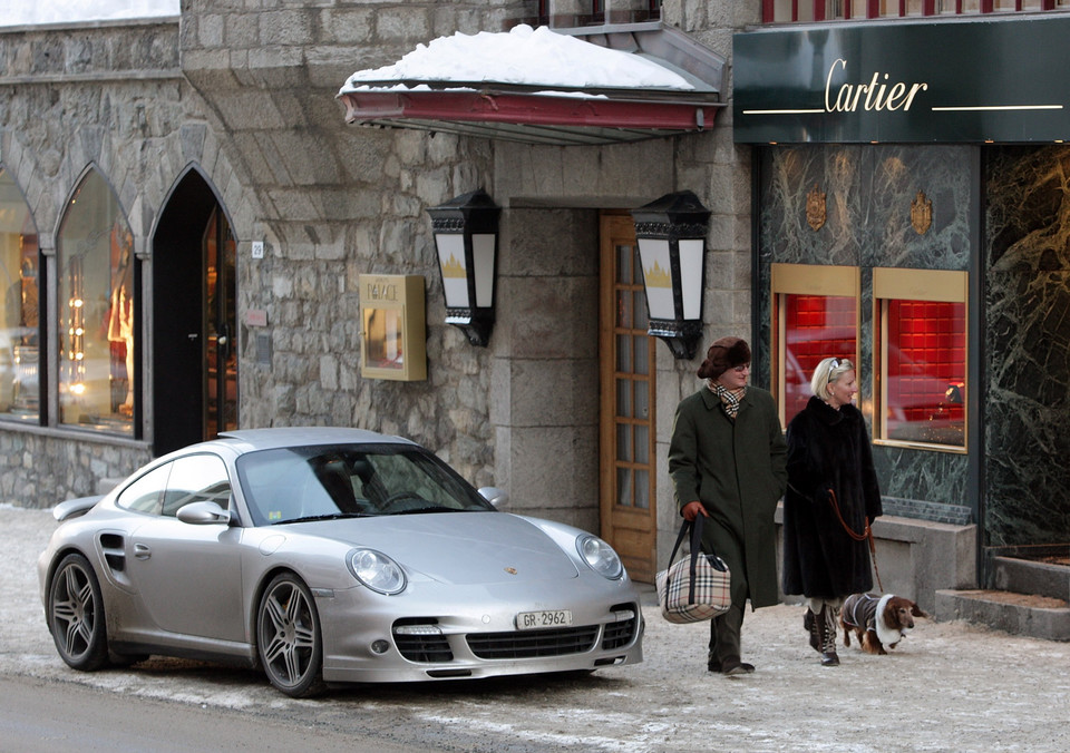 St. Moritz, samochód Porsche przed sklepem Cartier'a
