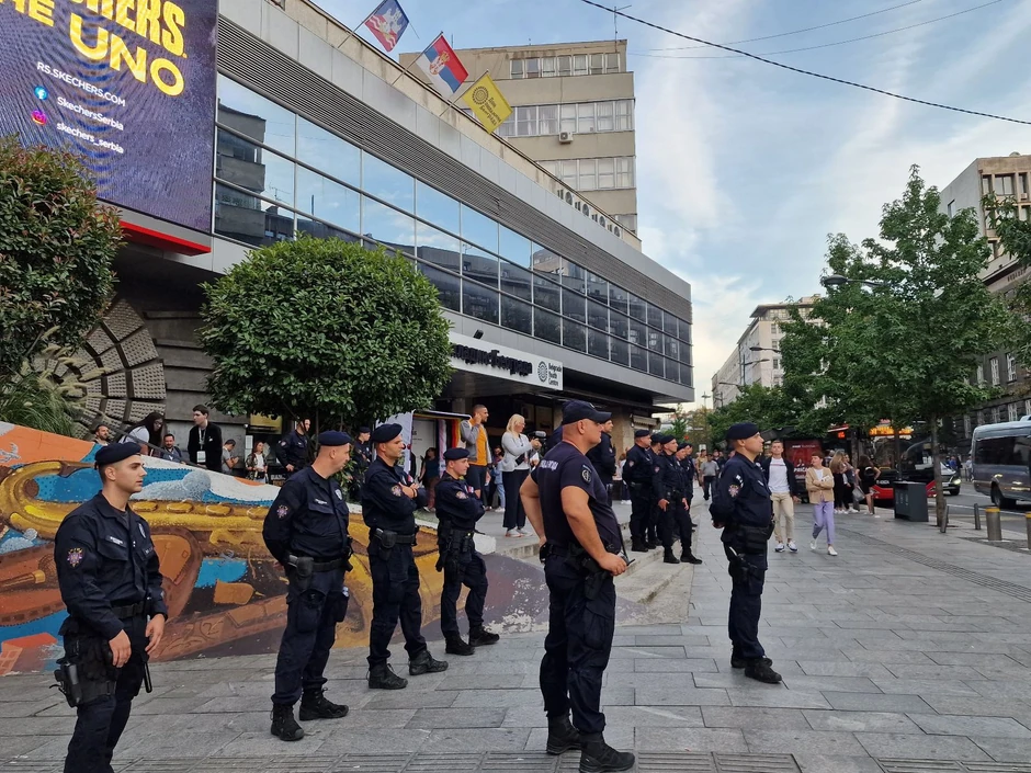 Policija čuva ulaz ispred Doma omladine u Beogradu